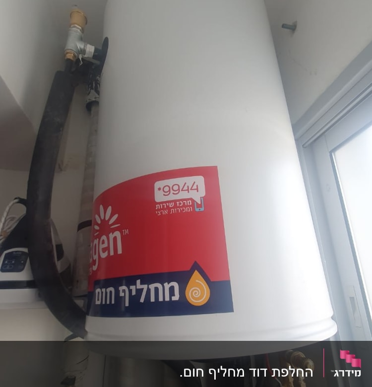 דוד שמש לבן עם צינורות וחיבורים